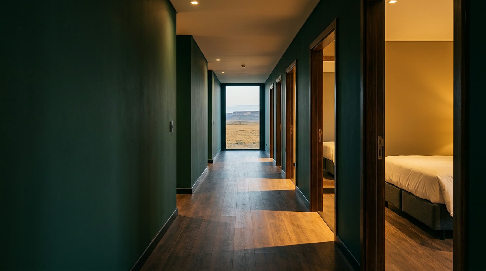 Pasillo de un alojamiento con las habitaciones listas y la meseta al fondo